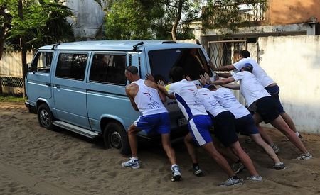 mozambique_stuck_in_sand_outside_backpackers_2008_1024_118.jpg