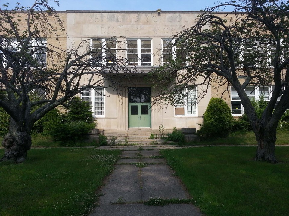 20150611_seaford-ave-school-front-0pt.jpg